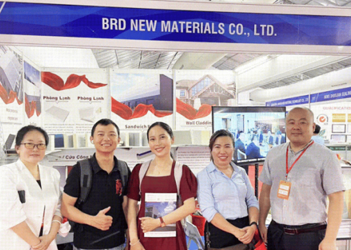 ベトナム国際建材博覧会でBRDとお客様の写真